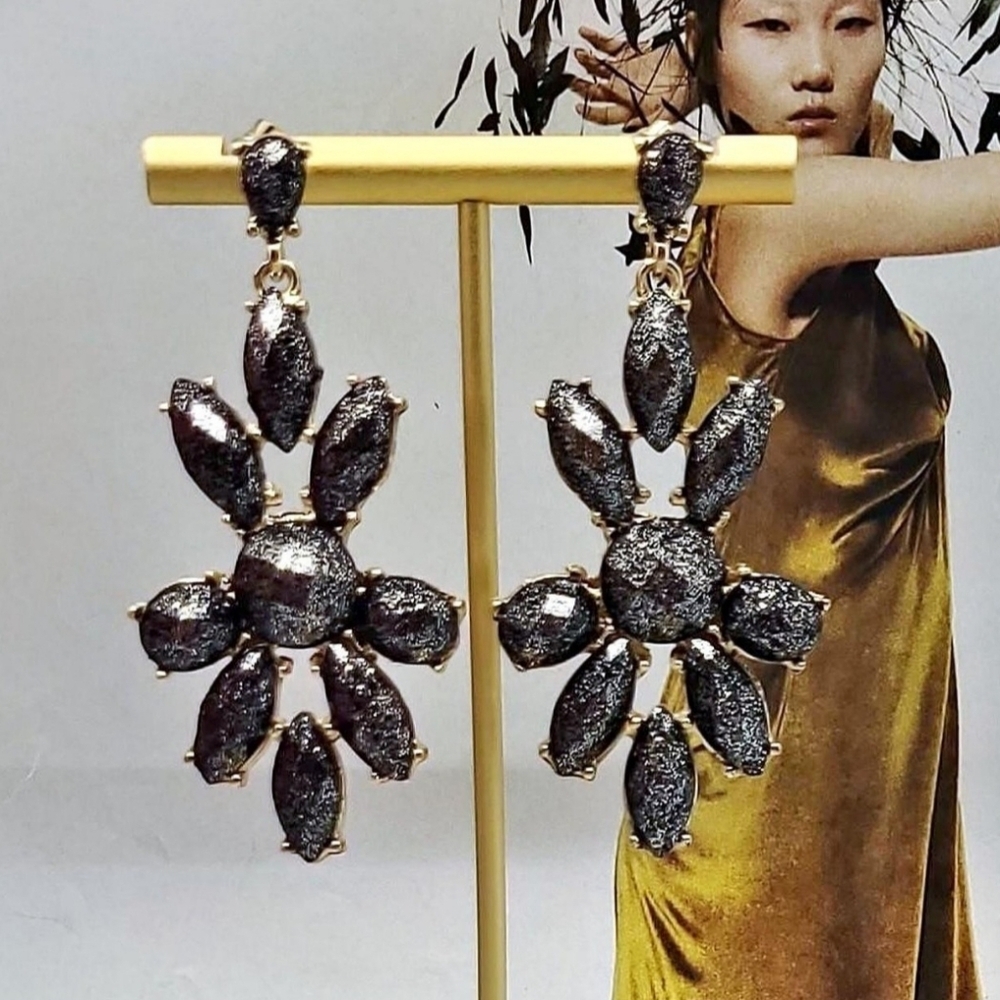 NWT Amrita Singh Gunmetal East End Gold Dangle Earrings